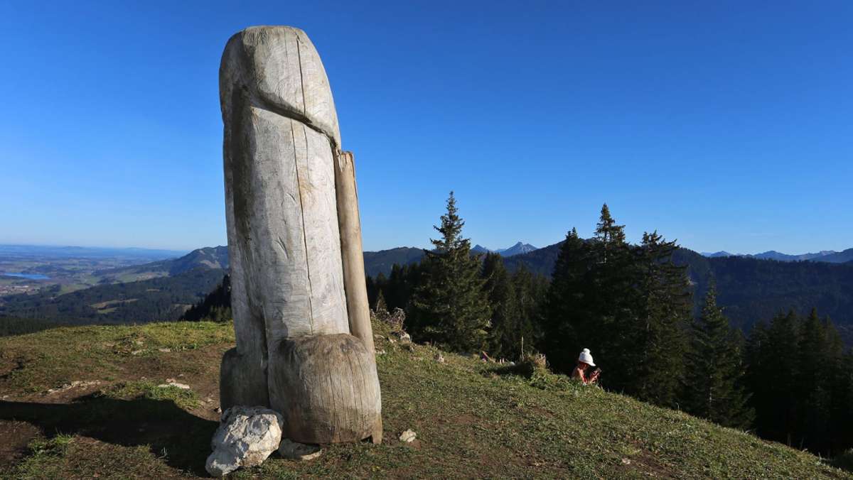 Skulptur bei Rettenberg: Polizei ermittelt nach Verschwinden von Holzpenis im Allgäu