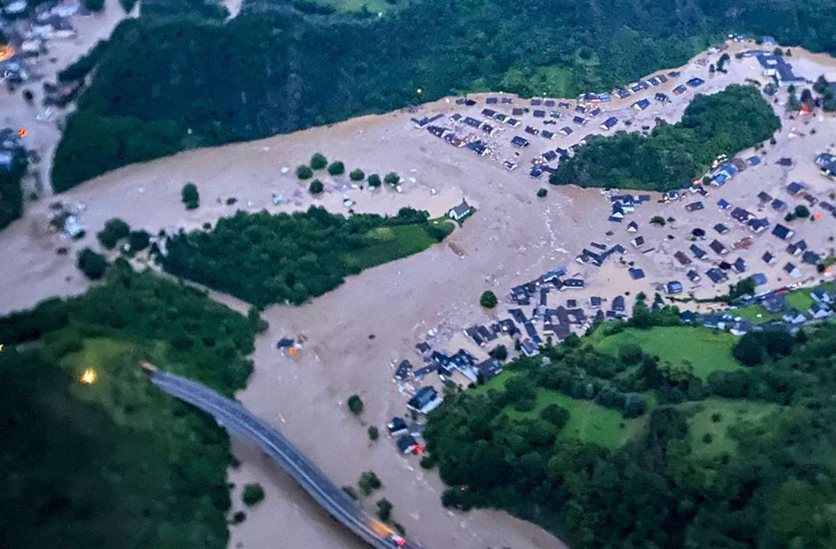 Luftaufnahme vom überfluteten Ortsteil Altenburg in der Eifel. Foto: dpa/Polizei