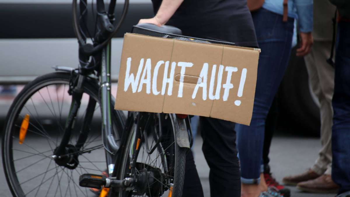  Trotz eines kommunalen Versammlungsverbots sind in Reutlingen knapp 1000 Menschen auf die Straße gegangen, um gegen die Corona-Auflagen zu demonstrieren. 