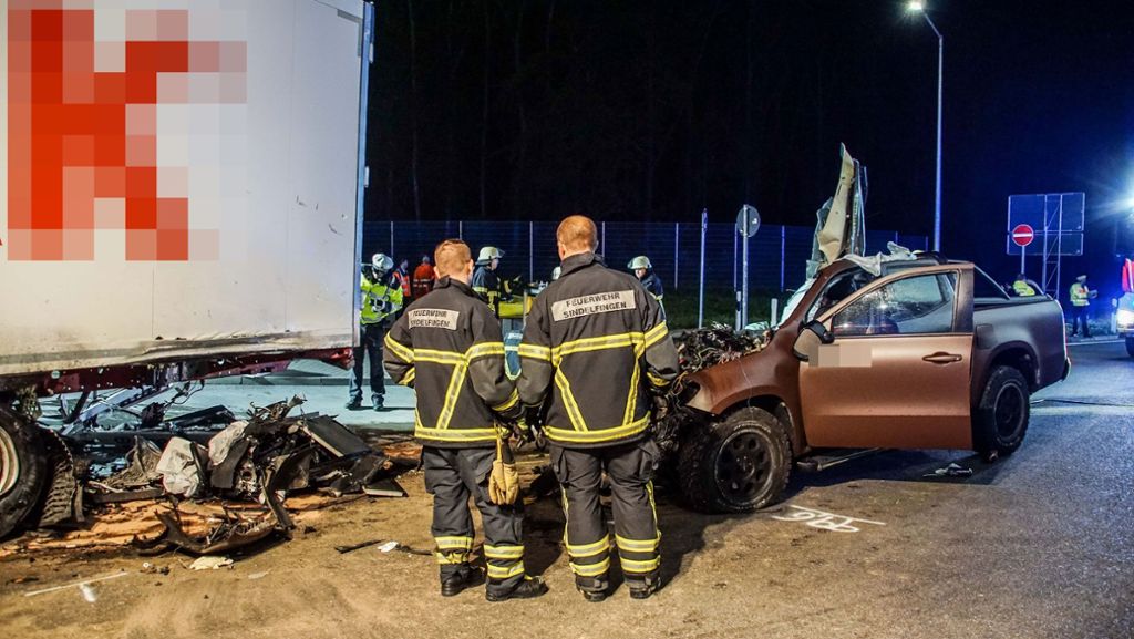 Unfall bei Sindelfingen: Auto kracht auf Parkplatz in Sattelzug – Beifahrer stirbt