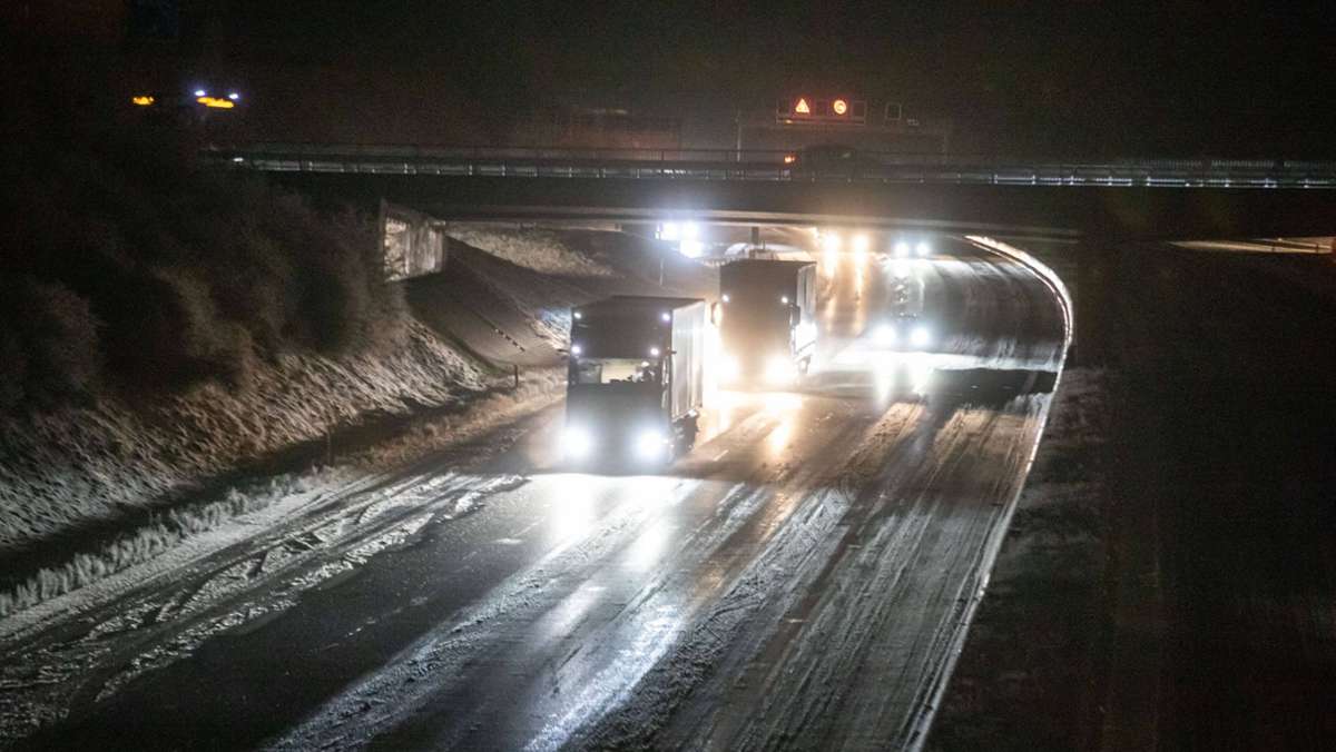 A8 bei Leonberg: Autobahn muss wegen starkem Schneefall gesperrt werden