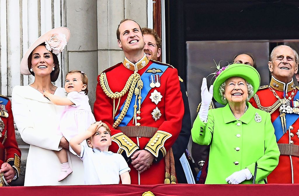 Auf Mamas Arm schaut sich eine kleine Prinzessin Charlotte die Düsenflieger-Parade an.