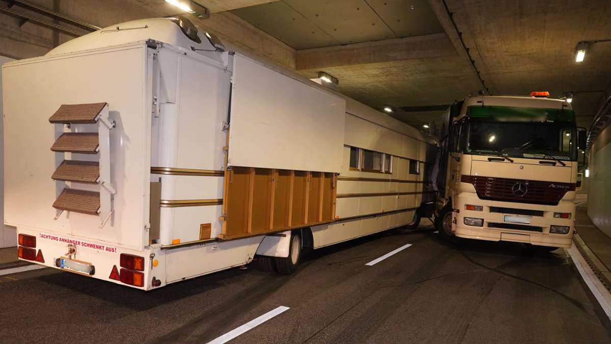 Unfall im Rosensteintunnel: Defekte Bremse: Lastwagen steht quer