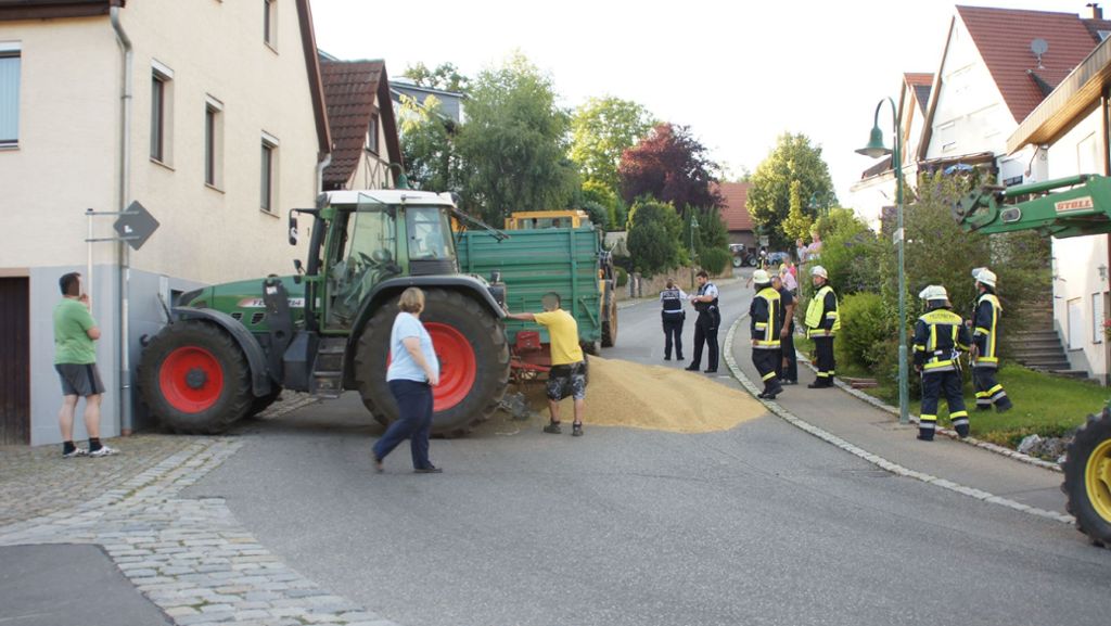 Schlaitdorf im Kreis Esslingen: Traktor fährt gegen Hauswand