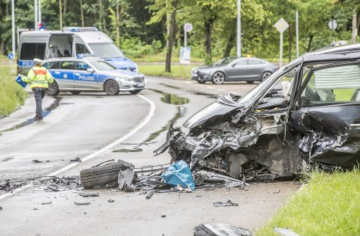 Bei einem schweren Unfall in Stuttgart-Degerloch wurden am Wochenende sechs Menschen verletzt. Foto: 7aktuell.de/Adomat