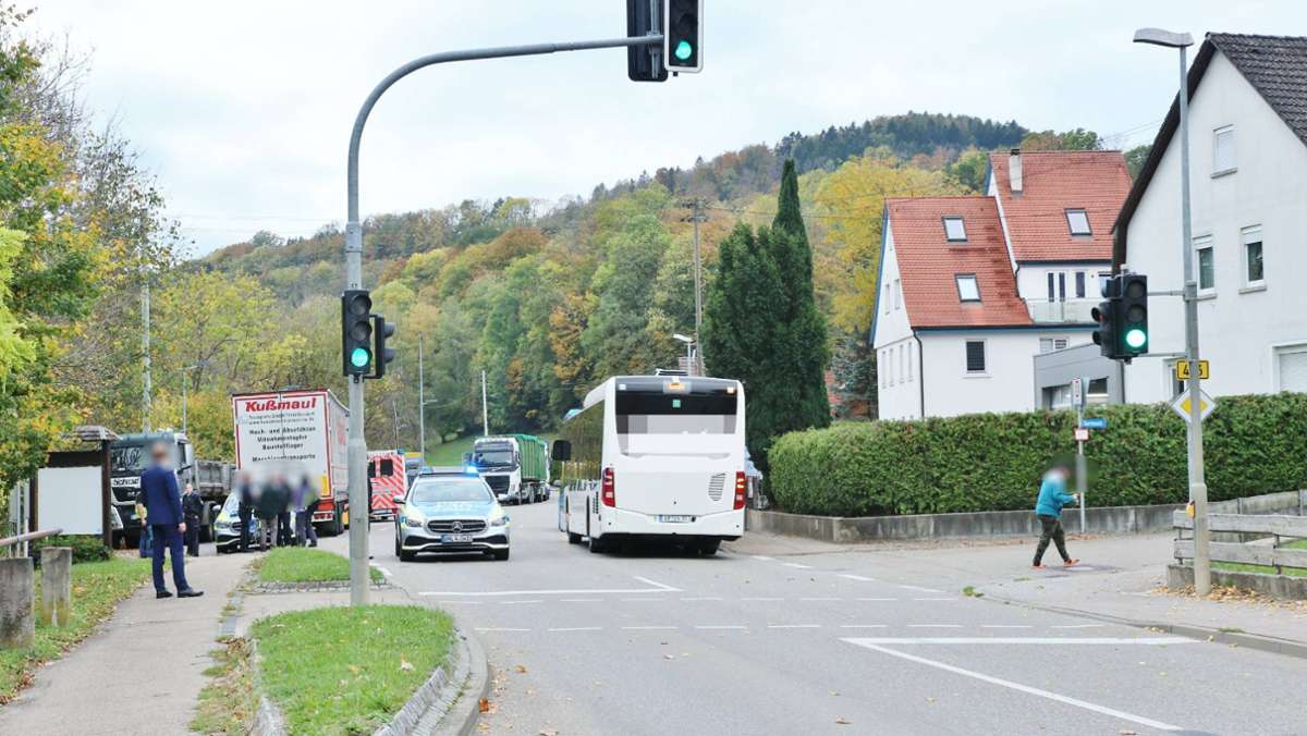 Unglück in Lauterstein: Junge rennt in fahrenden Linienbus – Rettungshubschrauber im Einsatz