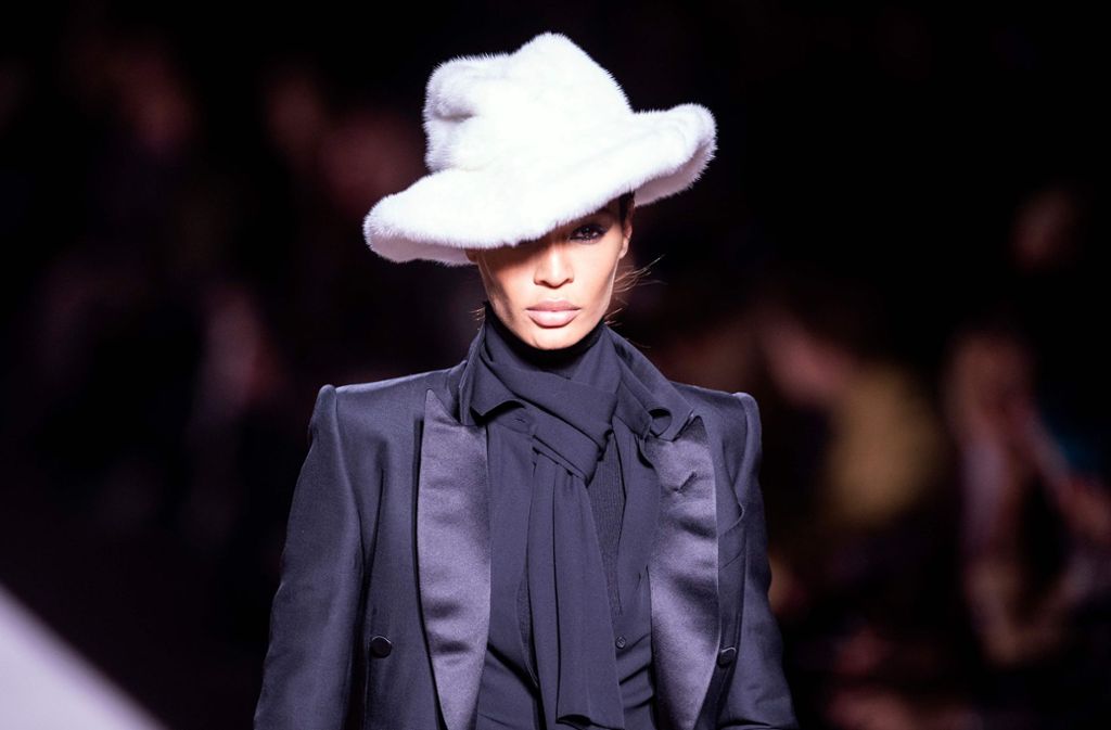 Der Designer Tom Ford schickte seine Modelle mit einem etwas anderen Hut auf den Catwalk, der zumindest eines kann: warm und flauschig sein.