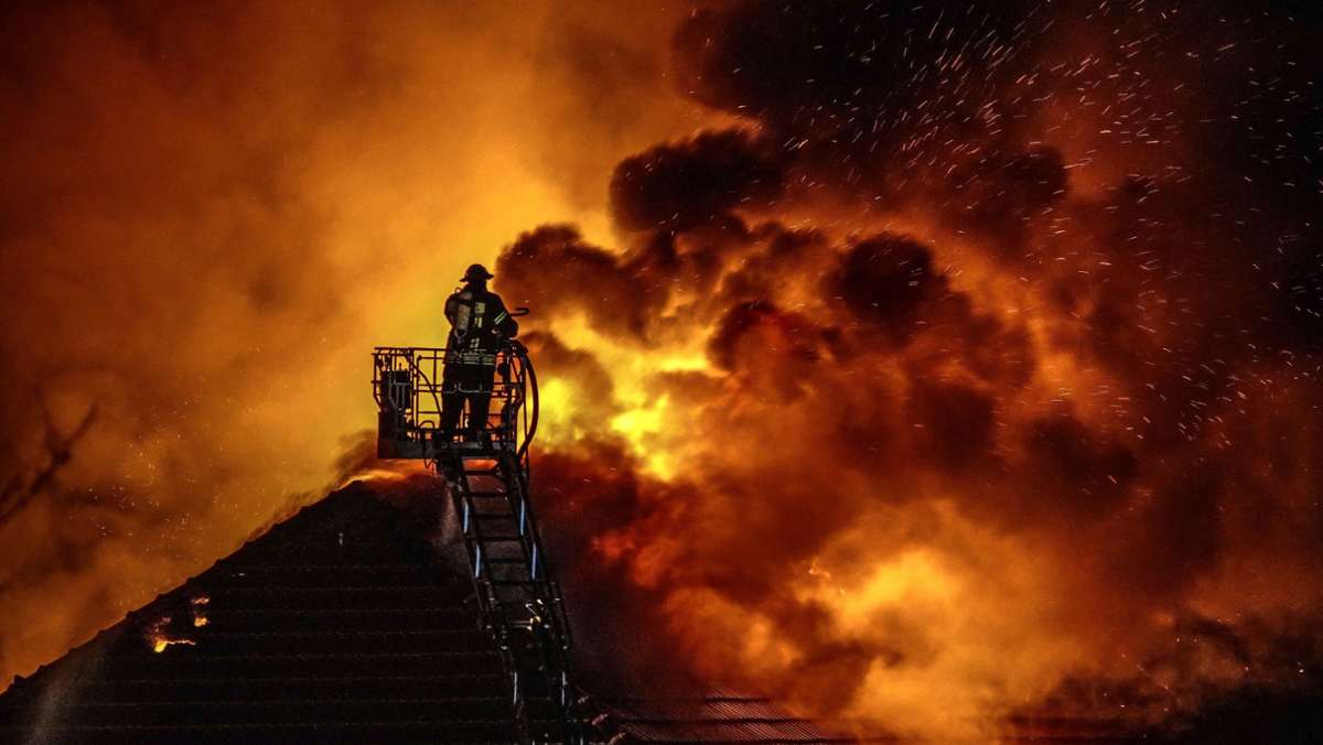  Die Flammen waren kaum gelöscht, da gab es bereits erste Stimmen, die den Einsatz während des Großbrands bei Bosch Thermotechik in Wernau kritisierten. Ist an den Vorwürfen etwas dran? 