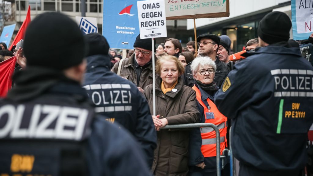 Stuttgart: Wasserwerfer bei AfD-Veranstaltung: Hunderte Polizisten sichern AfD-Demo