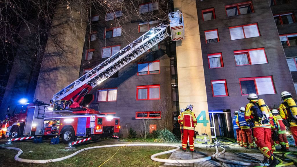 Brand in Mehrfamilienhaus in Filderstadt: Hausmeister rettet Bewohner