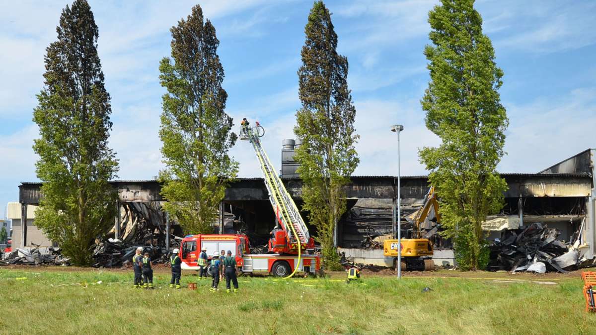 Großbrand in Gäufelden: 100-Meter-Halle ist einsturzgefährdet