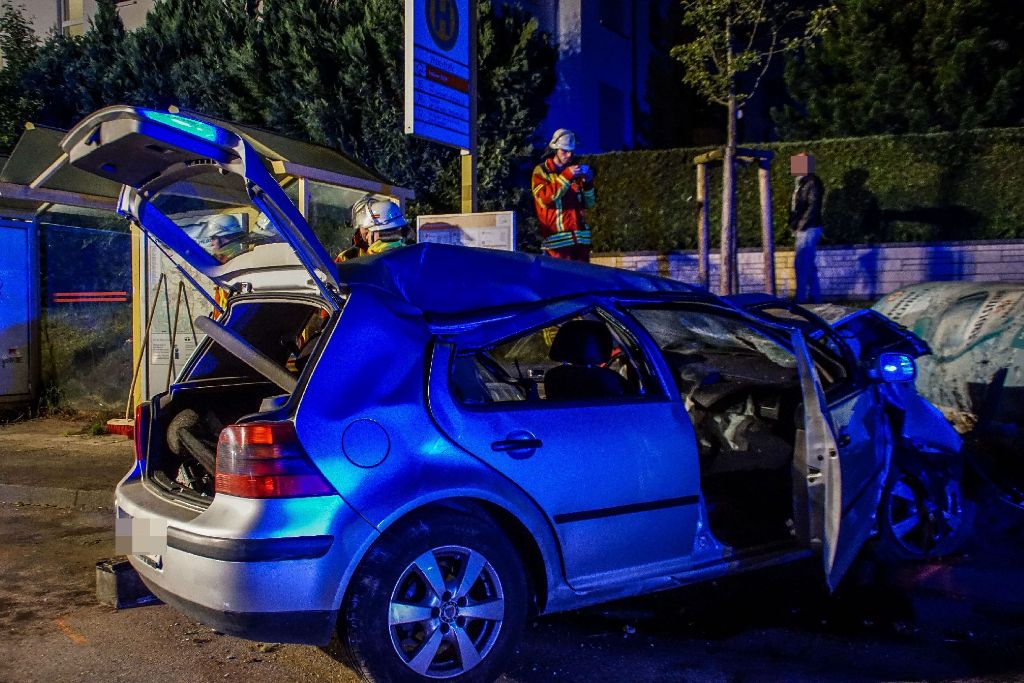 Eine 20-jährige Golf-Fahrerin hat in der Nacht auf Samstag in Filderstadt eine Litfaßsäule aus Beton umgefahren. Der Schaden ist enorm.