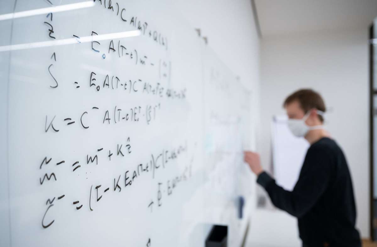 Mathematische Formeln für die künstliche Intelligenz – auch die KI-Forscher der Uni Tübingen müssten nach dem Willen des deutsch-französischen Parlaments stärker gefördert werden. Foto: dpa/Sebastian Gollnow