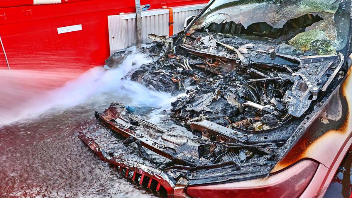  Der Marbacher Feuerwehrchef berichtet über die Tücken von E-Auto-Bränden. Kreisweit ist die Zahl der Vorfälle aber überschaubar. Und es gibt eine weitere gute Nachricht. 