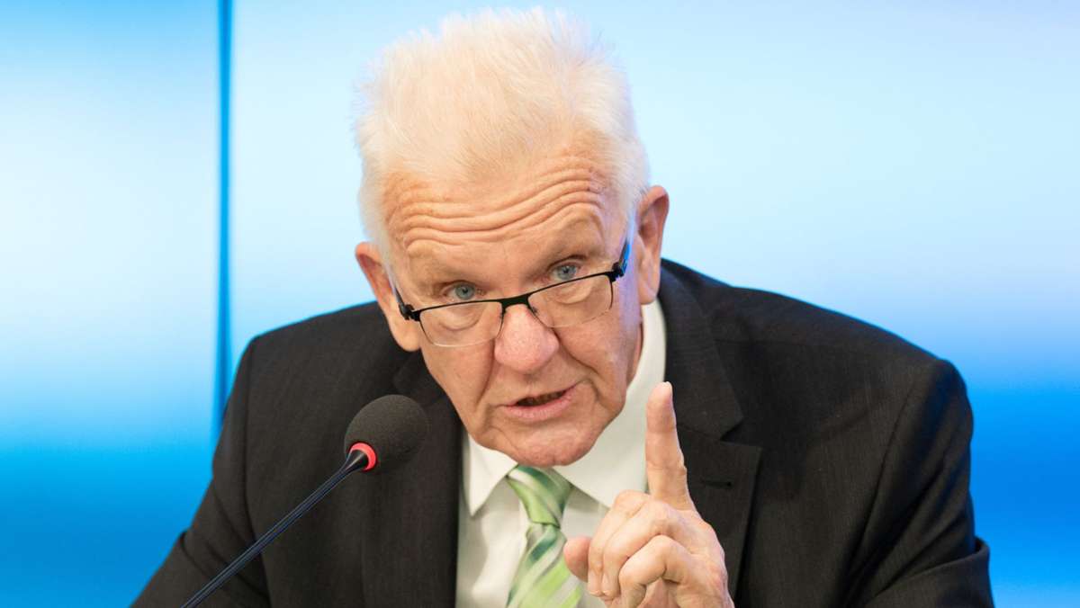  Nach zehn Jahren im Amt hat der Ministerpräsident Winfried Kretschmann (Grüne) in der Bildungspolitik mehr Fragen als Antworten. Dafür stößt er die Lehrer im Land ohne Not vor den Kopf. 