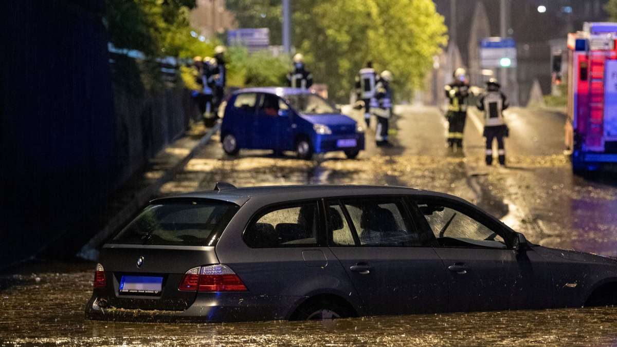  Überschwemmte Straßen, umgestürzte Bäume, geflutete Keller – vor zwei Wochen hat ein Unwetter Stuttgart heimgesucht. Für Montagabend prognostizieren Meteorologen wieder Starkregen – und tischtennisballgroßen Hagel. 