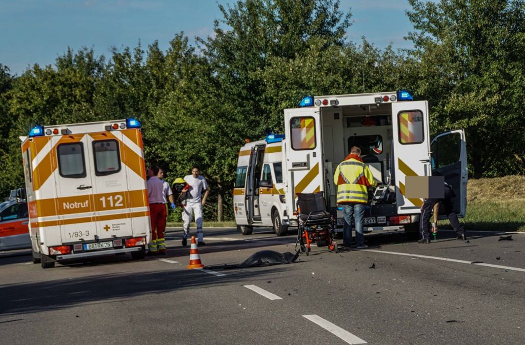 Die Feuerwehr Renningen war wegen ausgelaufener Betriebsstoffe mit zwei Fahrzeugen und acht Helfern im Einsatz. Eine weitere Rettungswagenbesatzung und ein Notarzt übernahmen die Erstversorgung der Verletzten an der Unfallstelle.