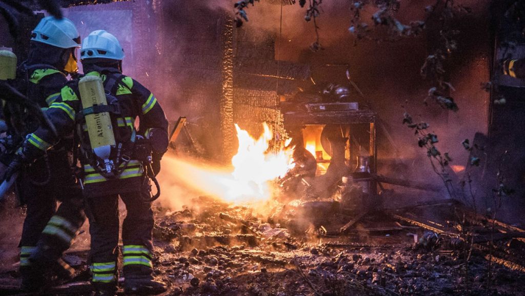 Weinstadt und Großerlach: Brände in Hütte  und Doppelhaus