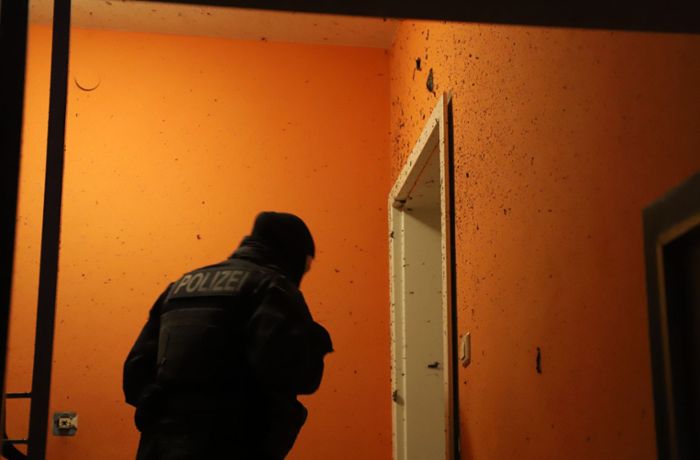 Falsche Tür gesprengt – Polizisten schocken syrische  Familie