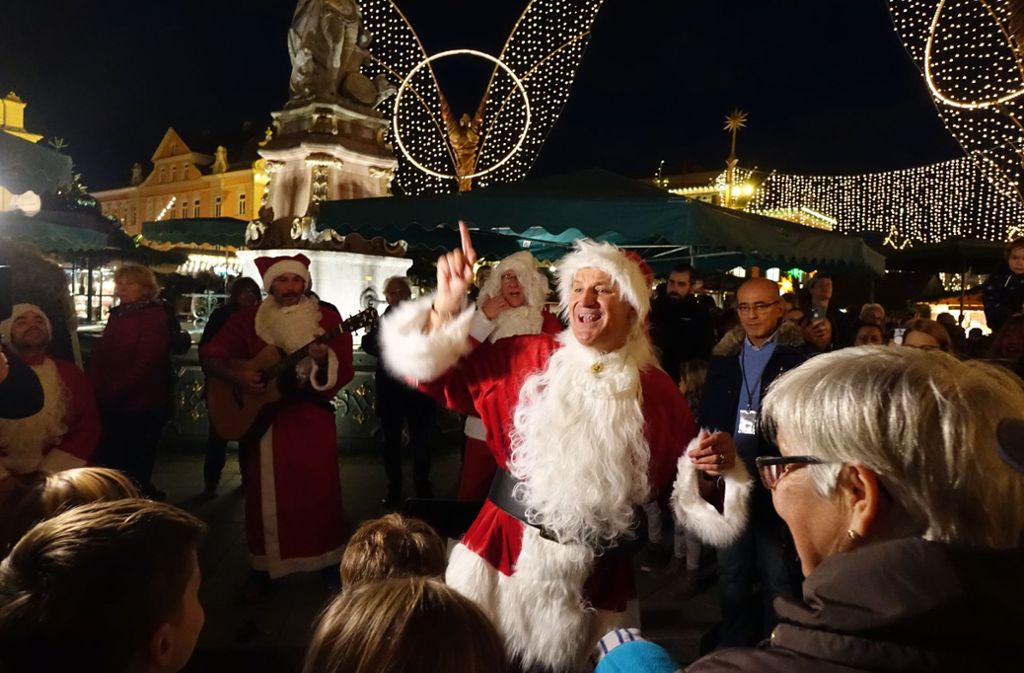 Der Ludwigsburger Weihnachtsmarkt ist auch immer für eine Überraschung gut: Im vergangenen Jahr begannen plötzlich vier als Weihnachtsmänner verkleidete Männer, Lieder der Bietigheimer Schmuserock-Band „Pur“ zu singen. Es stellte sich heraus: Es ist tatsächlich „Pur“!
