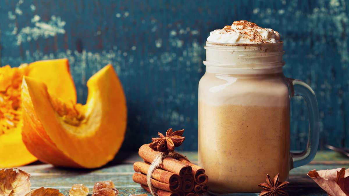 Im Herbst ist es wieder Zeit für den Kürbis-Latte-Macchiato. Wir verraten, wie Sie den Pumpkin Spice Latte einfach selber machen.