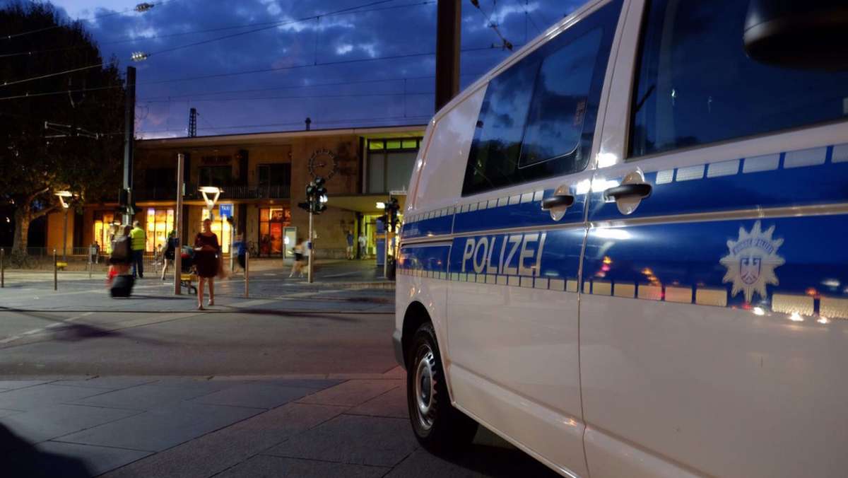  Ein 30-Jähriger soll am Donnerstagabend mehrere Personen in einer Regionalbahn von Stuttgart nach Heilbronn bedroht haben, darunter einen elf Jahre alten Jungen. Der Vater des Jungen rief die Polizei. 