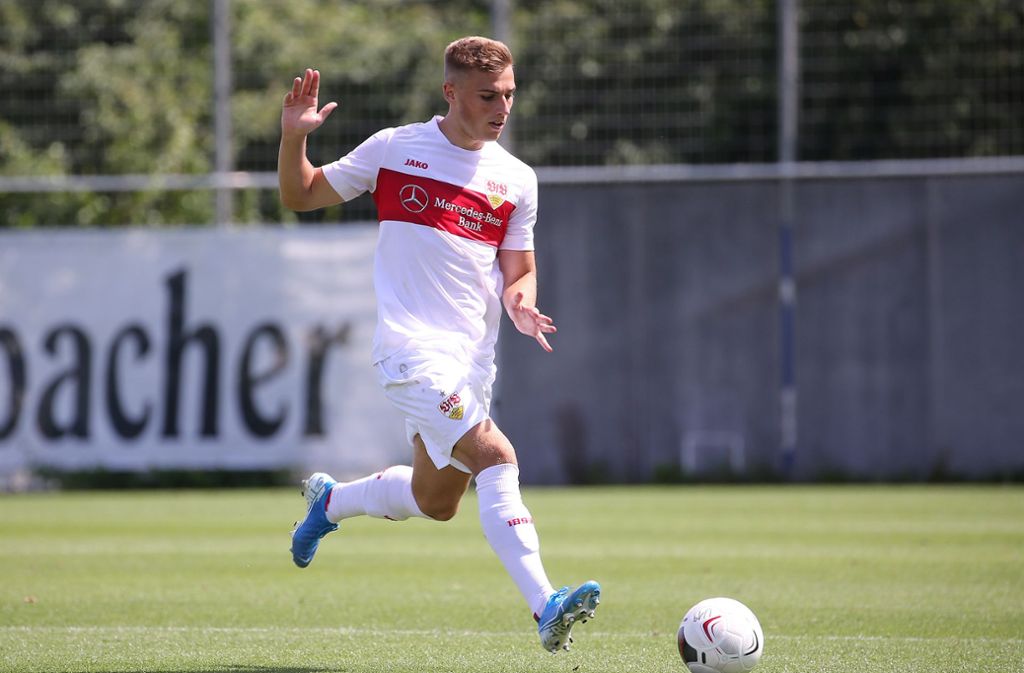 Alexander Kopf (19) spielte auch in dieser Saison noch für die U19 des VfB. Der Innenverteidiger kommt im Sommer in den Aktivenbereich. Er wird beim VfB bleiben und in Normalfall in der künftigen Mannschaft von U-21-Trainer Frank Fahrenhorst zum Einsatz kommen.