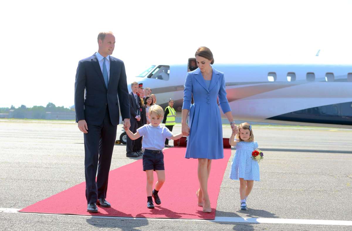 2017: Ton in Ton mit der Familie – bei der Ankunft in Berlin trägt Herzogin Kate ein vergissmeinnichtblaues Mantelkleid von Catherine Walker.