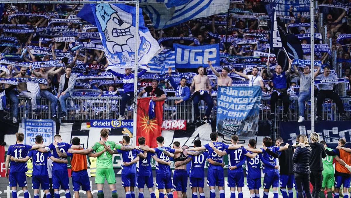Aufstiegsrennen 2. Bundesliga: Schalke-Fans in Ekstase –  Relegationsplatz bleibt umkämpft