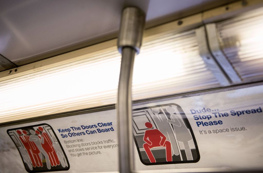 Eine Kampagne in der New Yorker U-Bahn hat vor ein paar Jahren auf das unschöne Phänomen des „Manspreading“ aufmerksam gemacht.