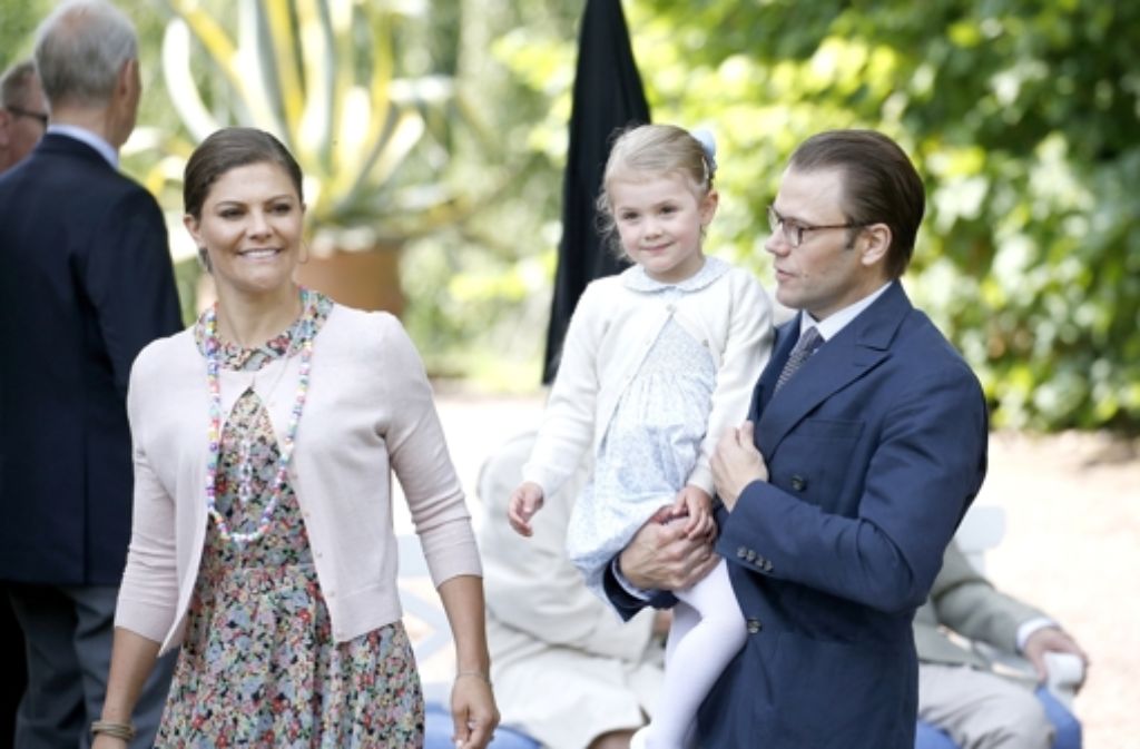 Sie sind der Garant für die guten Sympathiewerte der schwedischen Königsfamilie: Kronprinzessin Victoria, ihr Mann Prinz Daniel und die kleine Estelle.