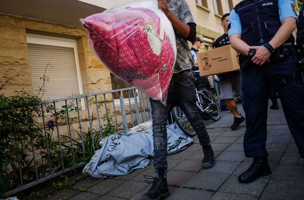 Aus den Wohnungen in Heslach wurden Kisten, Tüten, Taschen und Koffer getragen.