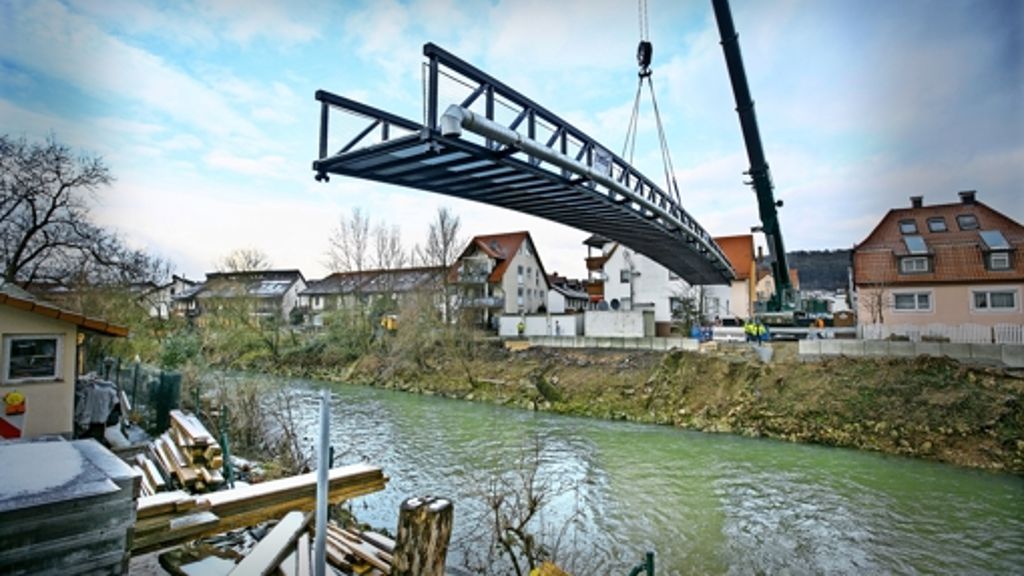 Brückenschlag in Uhingen: 15 Tonnen Stahl schweben ein