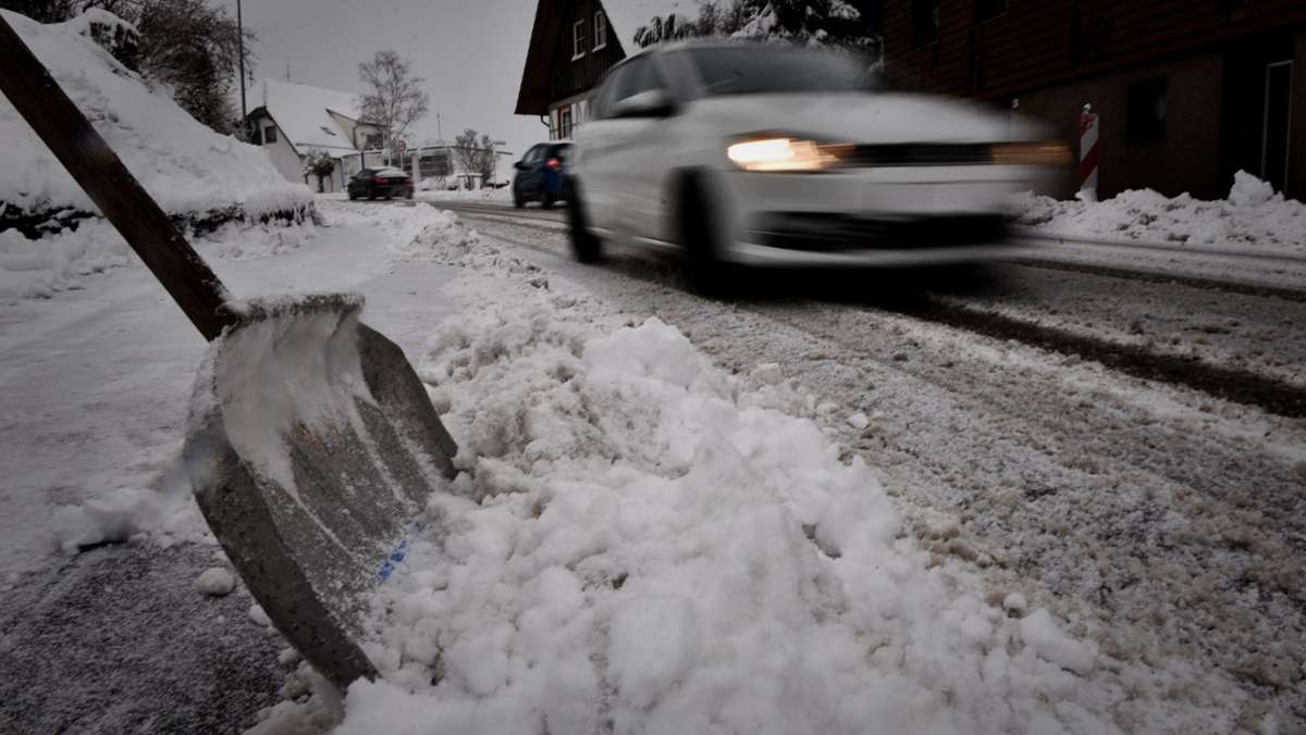  Starkes Schneetreiben hat am Montag im Rems-Murr-Kreis die Räumdienste, aber auch die Polizei auf Trab gehalten. An mehreren Orten krachte es auf den schneeglatten Straßen. 