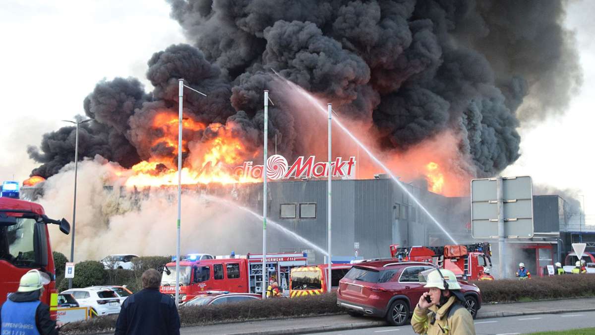 B27 komplett gesperrt: Supermarkt  in Mosbach brennt – Flammen greifen über