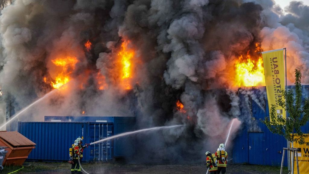 Brand in Remshalden: Hohe Flammen schlagen aus Lagerhalle – Fenster müssen zubleiben