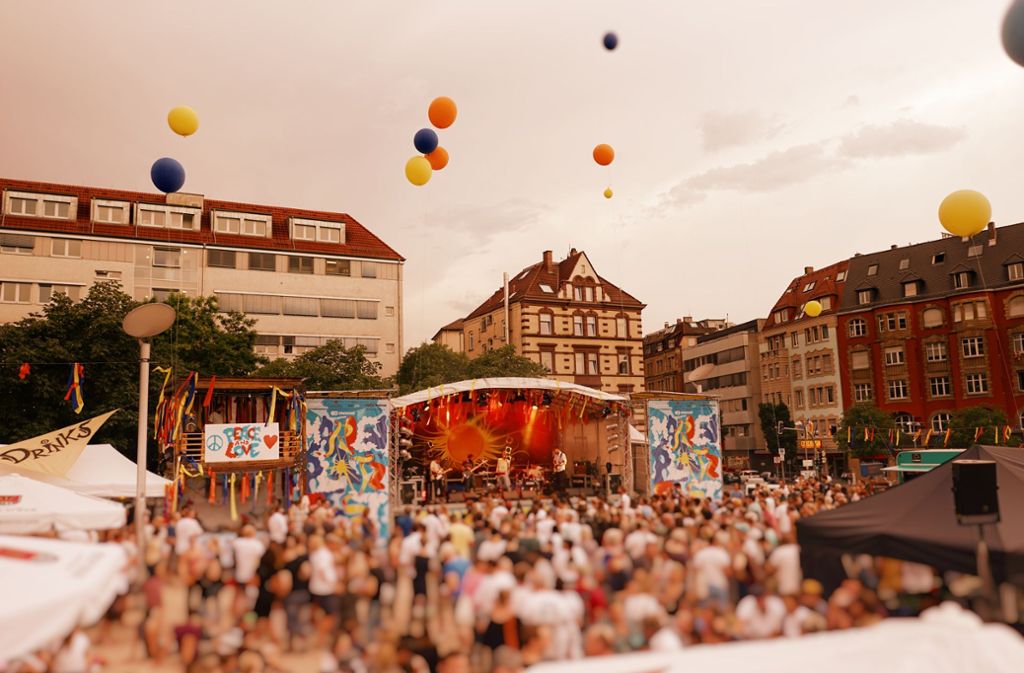 Eines der beliebtesten Straßenfeste Stuttgarts startet am Donnerstag, 19. Juli, um 17 Uhr: Das Marienplatzfest. Bis zum Sonntag treten Bands und Singer/Songwriter auf, Es wird Straßenmusik gespielt und für die Kinder ist am Samstag und Sonntag ein Programm geplant. Alle Einzelheiten hier.