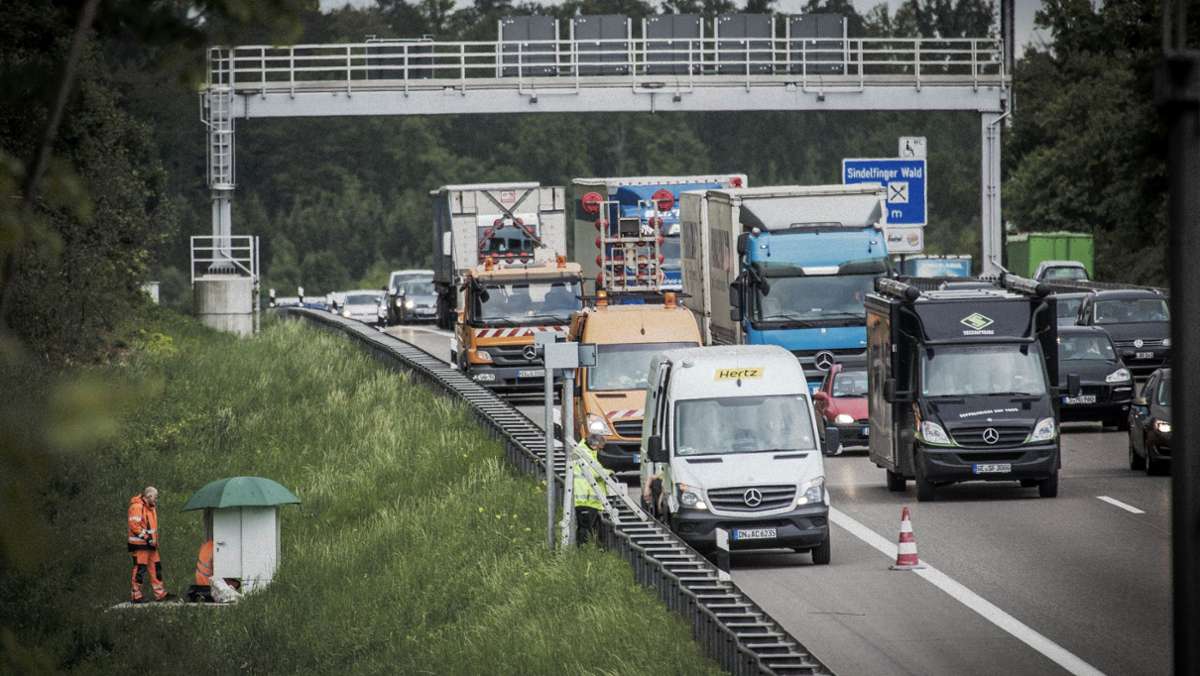Geschwindigkeitsüberwachung an der Autobahn bei Stuttgart: Blitzer blitzt übereifrig