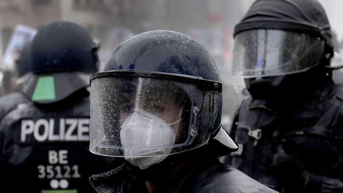 Proteste gegen Infektionsschutzgesetz: Demonstranten sollen Steine und Böller auf Polizei geworfen haben