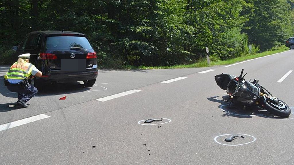 Unfall bei Leonberg: Motorradfahrer prallt auf Auto und stürzt auf Fahrbahn