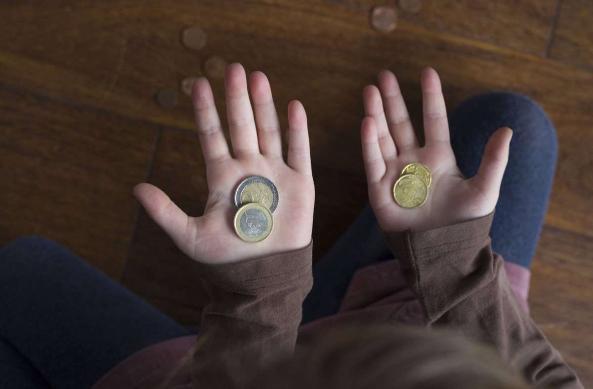 Mädchen bekommen im Durchschnitt weniger Taschengeld als Jungen. (Symbolbild) Foto: imago images/photothek/Ute Grabowsky / photothek.net via www.imago-images.de