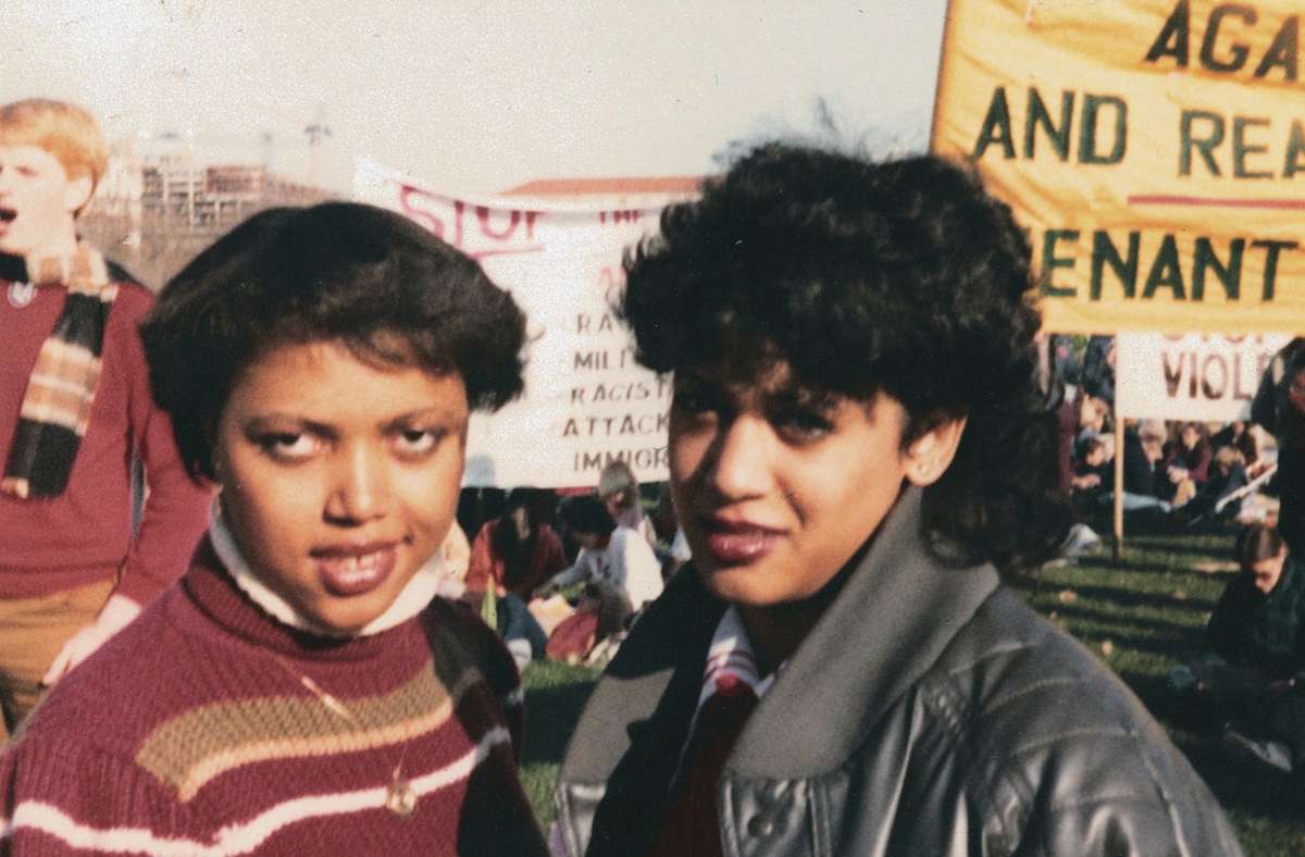 Diese Aufnahme stammt aus dem November 1982: zu sehen ist Kamala Harris (rechts) mit Studienfreundin Gwen Whitfield auf einer Anti-Apartheid-Kundgebung in Washington.
