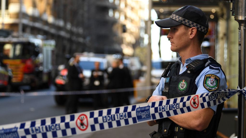  Ein 21-Jähriger sticht in Sydney mit einem Metzgermesser um sich und tötet dabei eine Gleichaltrige. Laut Medienberichten war er kurz zuvor aus einer Psychiatrie ausgebrochen. 