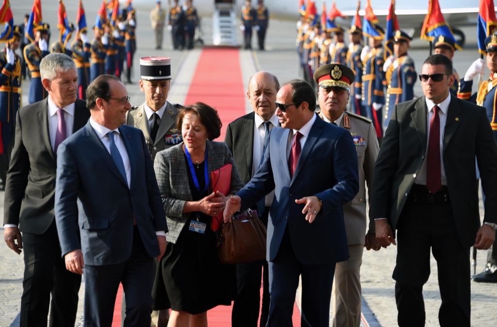 Frankreichs Präsident François Hollande hat bei einem Besuch in Kairo den ägyptischen Präsidenten Abdel Fattah al-Sisi zur Achtung der Menschenrechte im Anti-Terror-Kampf aufgefordert. Foto: AP