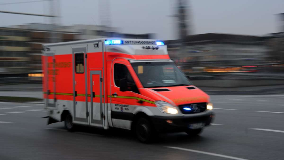 Unfall in Feuerbach: 87-jähriger Radfahrer kollidiert mit Auto – Zeugen gesucht
