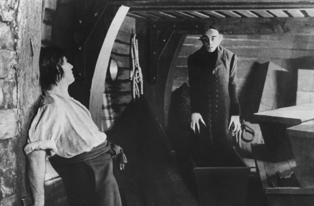 20. „Nosferatu, eine Symphonie des Grauens“ (1922) „Stummfilme? Nee, so öden alten Kram halte ich nicht aus.“ Diese verbreitete Haltung wird seit Jahrzehnten regelmäßig von diesem einen Film geknackt, den sich die einmal begeisterten dann ihr ganzes Leben lang immer wieder mal anschauen, F. W. Murnaus „Nosferatu“ von 1922. Das Ganze ist eine Adaption von Bram Stokers Roman „Dracula“, aber weil man die rechte nicht bezahlen konnte, hatte man ein paar Namen verändert und ein paar Schauplätze verlegt. Max Schreck spielte so eindringlich den Vampir, dass der schöne Spielfilm „Shadow of the Vampire“ (2000) später erzählte, er sei selbst ein Blutsauger gewesen. „Nosferatu“ aber sprüht vor Begeisterung der Macher über die Märchenmacht des Kinos, über die Illusionsmöglichkeiten auch von Kamera, Schnitt und Kulissen. (DVD/Blu-ray bei Universum)
