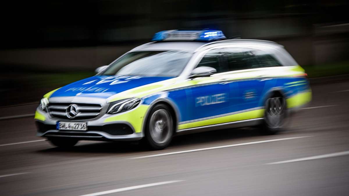 Gefährliche Fahrweise in Herrenberg: Polizei stoppt jungen Tesla-Fahrer nach  Raserfahrt