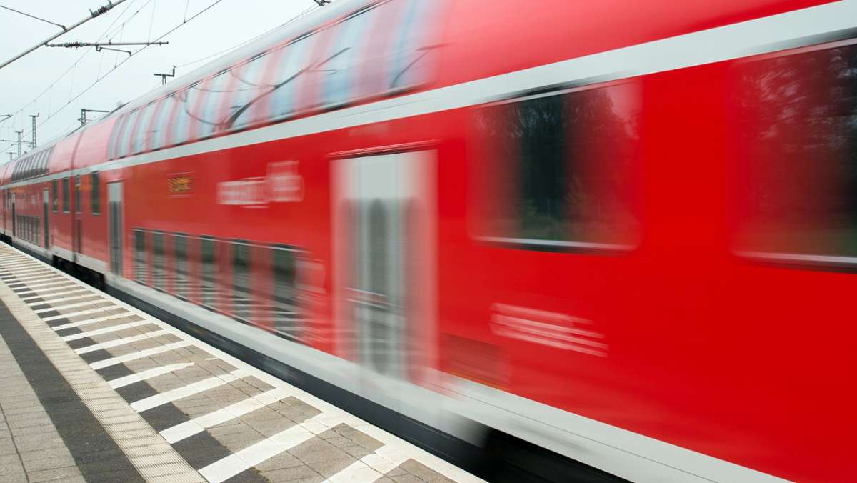 Bayern: Bundespolizistin findet Zweijährige allein in fahrendem Zug