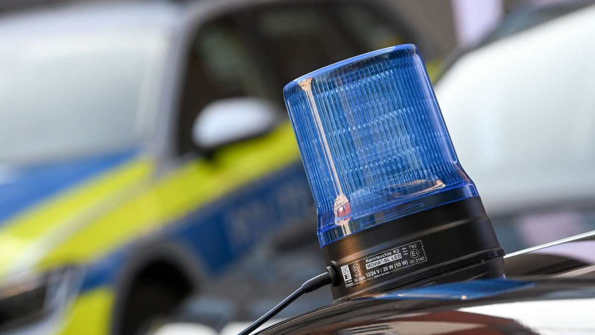  Nachdem eine noch unbekannte Autofahrerin einen VW auf dem Wertstoffhof in Grafenau beschädigt hat und sich nicht darum gekümmert hat, sucht die Polizei nach Hinweisen. 