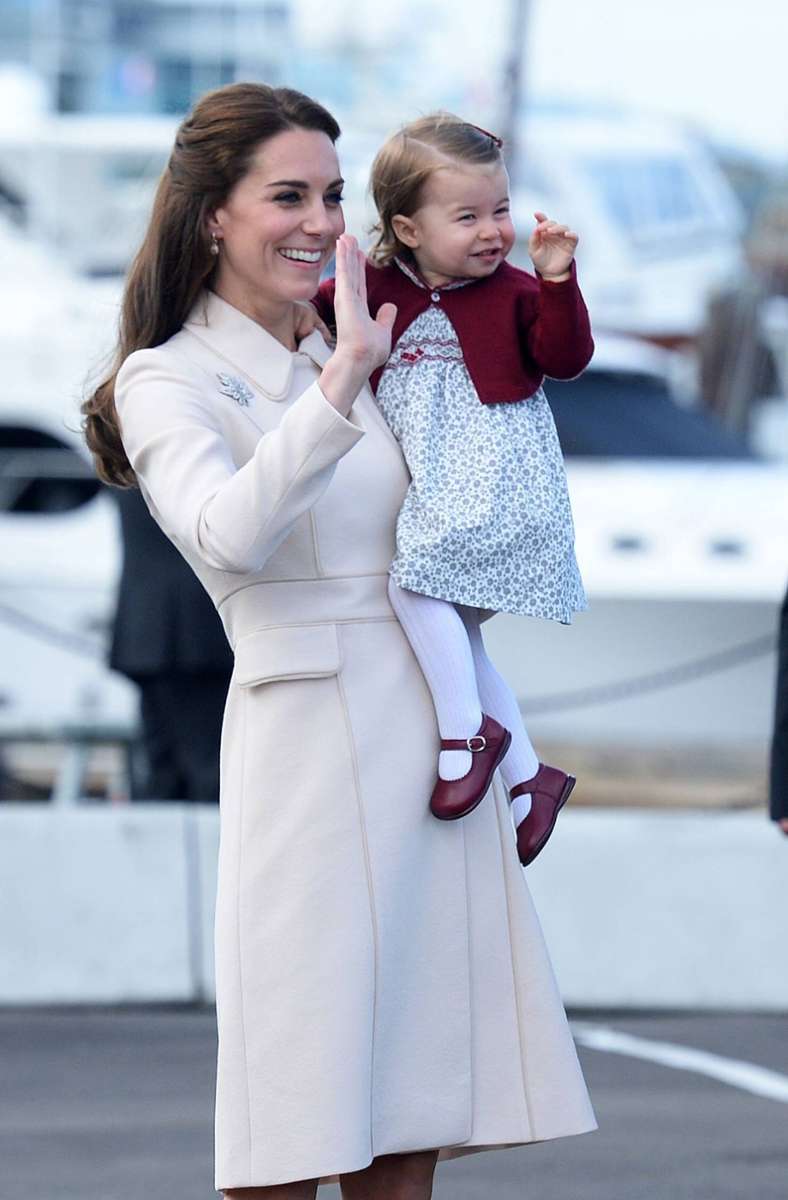 2016: Bye bye, Kanada – Herzogin Kate und Prinzessin Charlotte am Ende ihrer Tour durch das Commonwealth-Land. Die Mama trägt einen cremefarbenen eleganten Mantel von Catherine Walker.